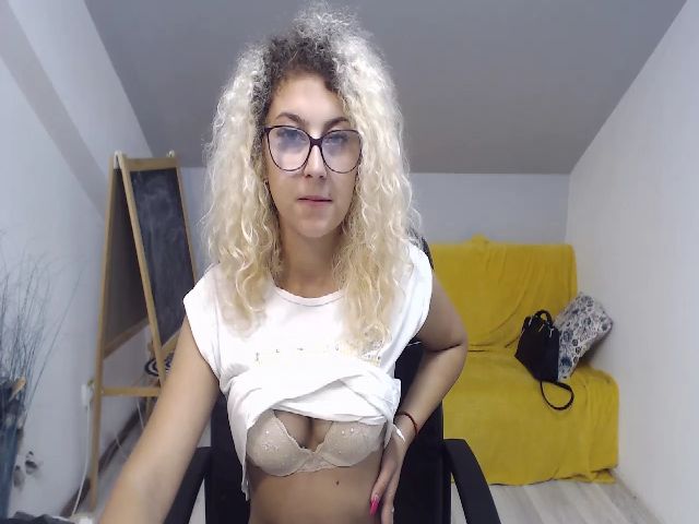 Live sex webcam photo for CurlyBella #255534327