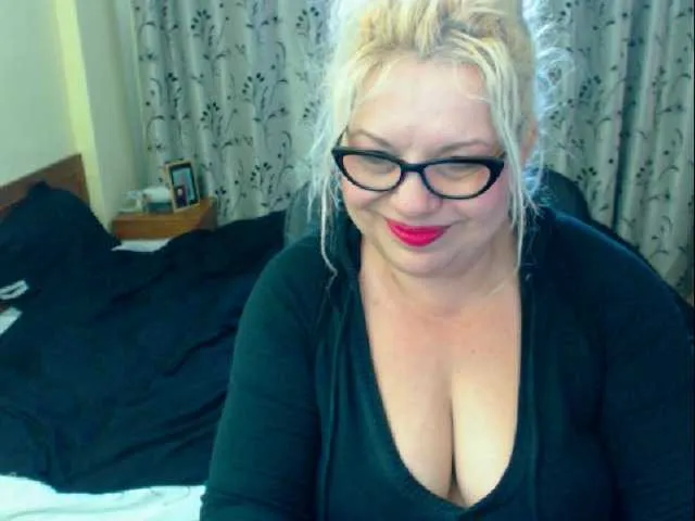 Live sex webcam photo for SonyaHotMilf #287962141
