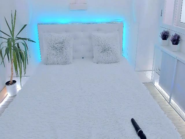 Live sex webcam photo for La_Kim__Cam #264170517