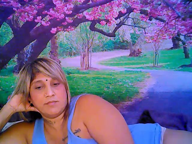 Live sex webcam photo for Roxyfoxy69 #258605404