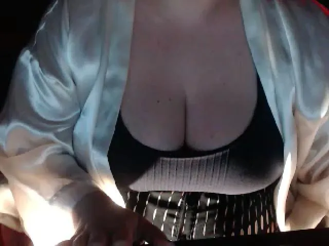 Live sex webcam photo for XMayaxxx #252899496
