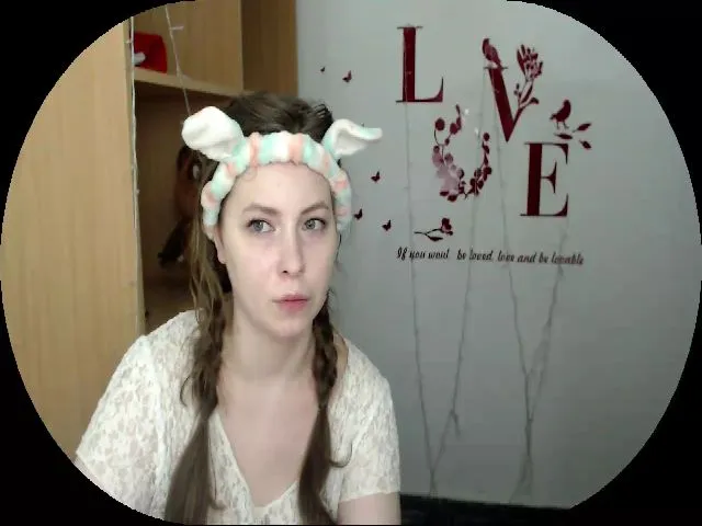 Live sex webcam photo for MollyMey #253569320