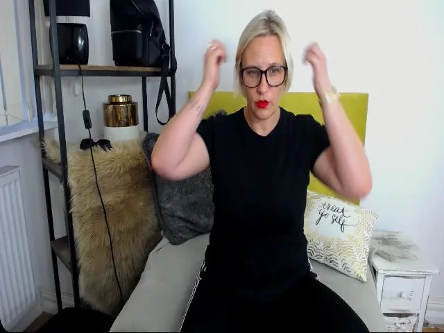 Live sex webcam photo for LuisaSexy69 #260521644