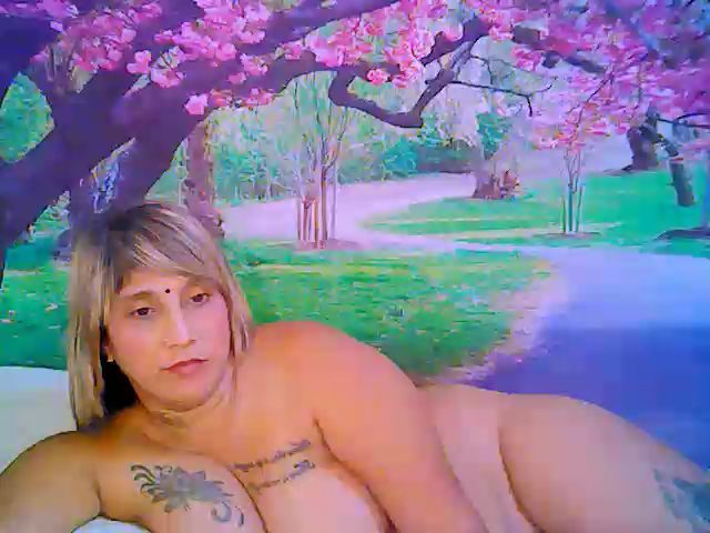 Live sex webcam photo for Roxyfoxy69 #263422957