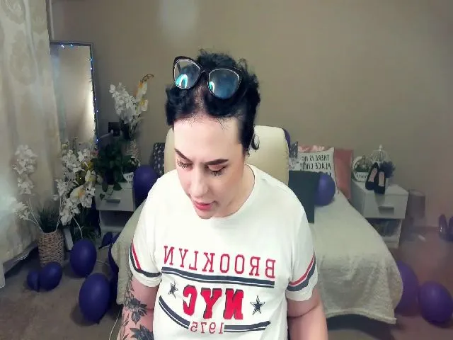 Live sex webcam photo for SerahMirabeli #253495227