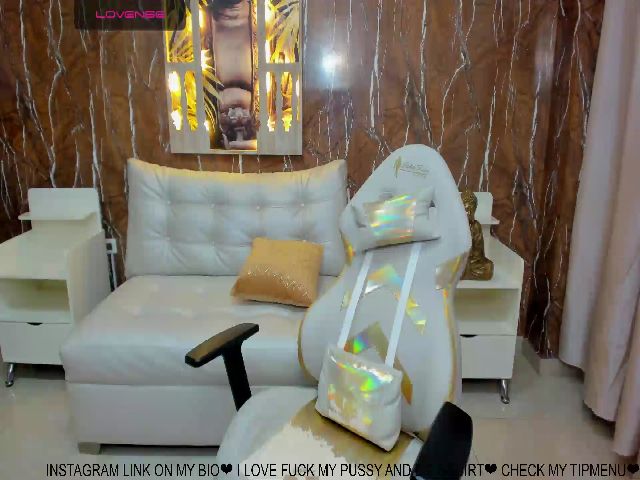 Live sex webcam photo for CurvyBlue #254644271