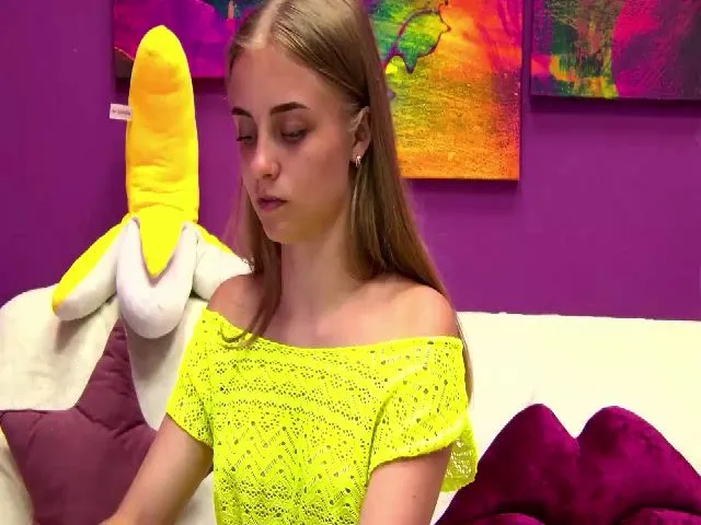 Live sex webcam photo for MiniHolly #261301482