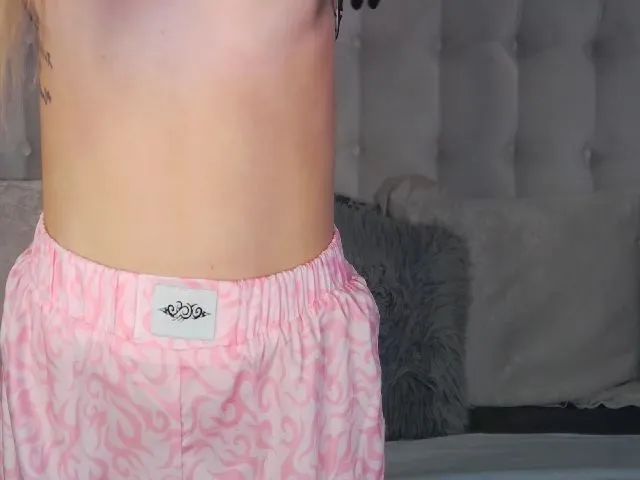 Live sex webcam photo for JuliaJuliette #252767819