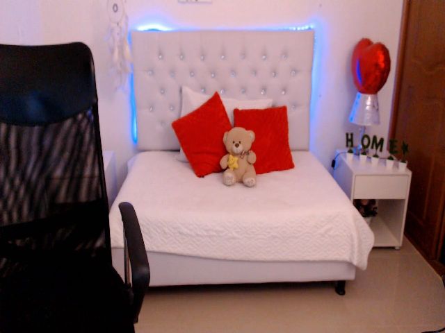 Live sex webcam photo for Antonella_lpz #260231516