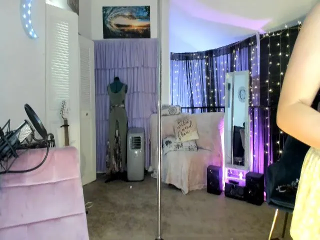 Live sex webcam photo for PetiteJewel #261320957