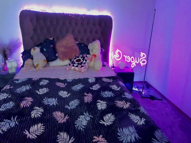 Live sex webcam photo for WhiteFoxi #263488076