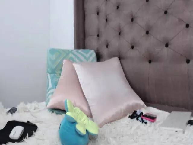 Live sex webcam photo for GreenBlondie #253205759