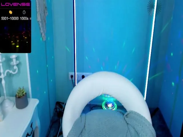 Live sex webcam photo for LittlleAngela #258929192