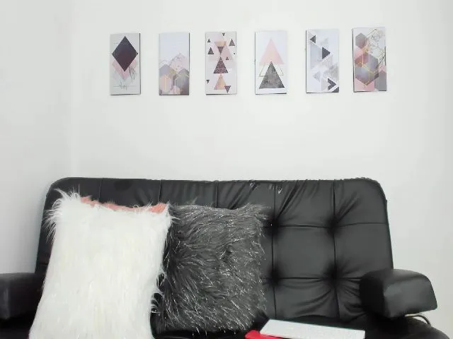 Live sex webcam photo for saracruz1 #262428904