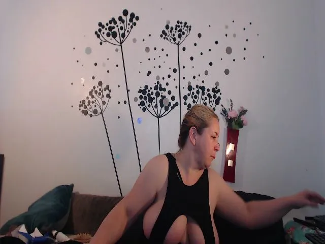 Live sex webcam photo for voluptuousDDD #255649419