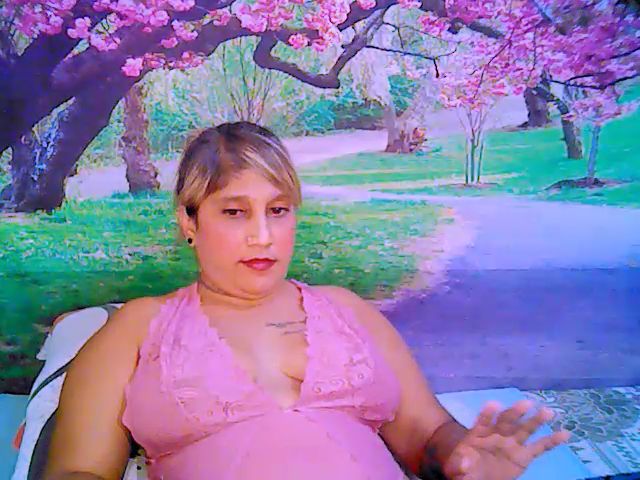 Live sex webcam photo for Roxyfoxy69 #256106181