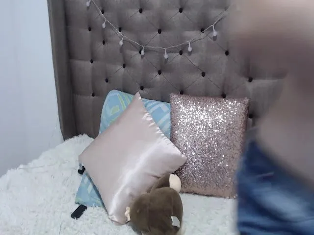 Live sex webcam photo for GreenBlondie #257766644