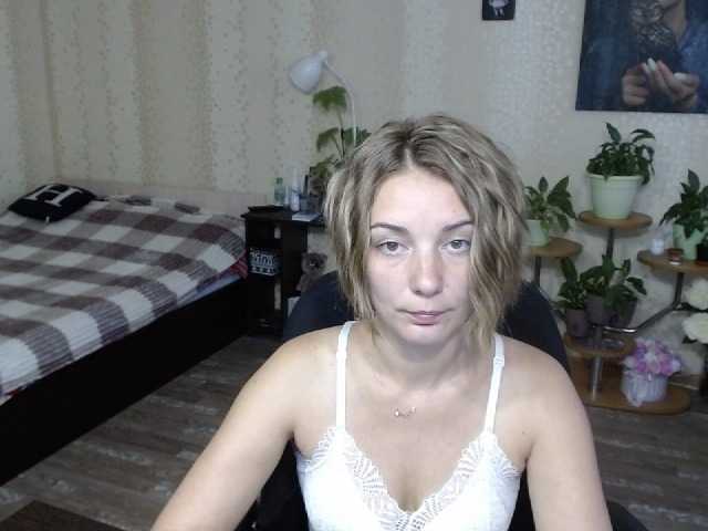 Live sex webcam photo for EmilyWild18 #264745918