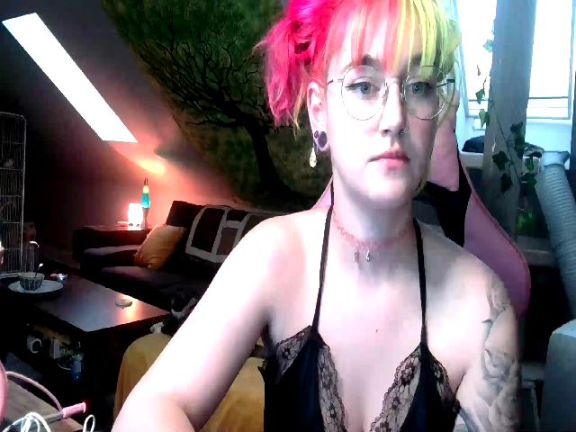 Live sex webcam photo for KinkyKitsune9 #257244625