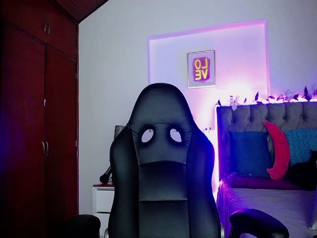 Live sex webcam photo for Cristal_19 #257421234