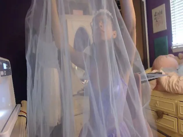 Live sex webcam photo for AliceEllis #253833341