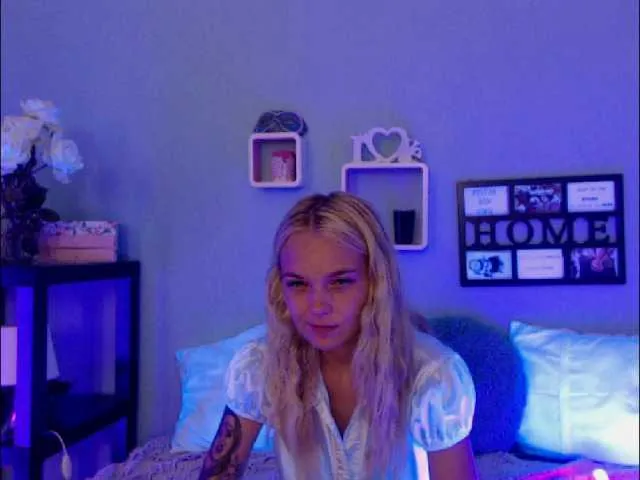 Live sex webcam photo for AnnaHappy18 #255560174