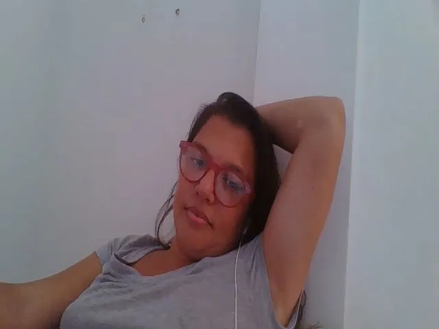 Live sex webcam photo for SweetLola01 #258777305