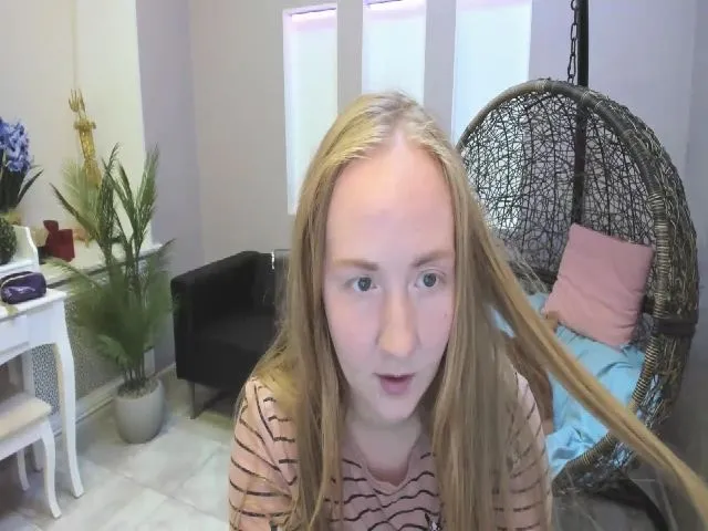 Live sex webcam photo for StunningKelly #255272122