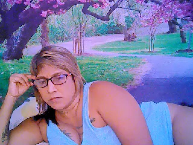 Live sex webcam photo for Roxyfoxy69 #257492176