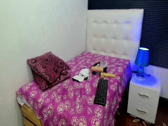 Live sex webcam photo for sexyfox_18 #261789599