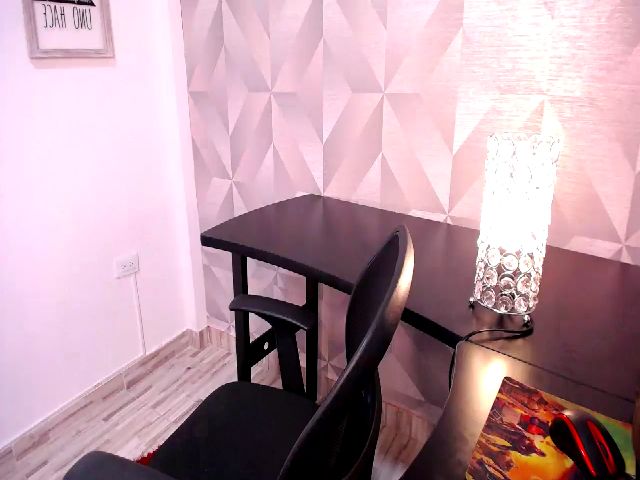 Live sex webcam photo for Mia_stone10 #264135068