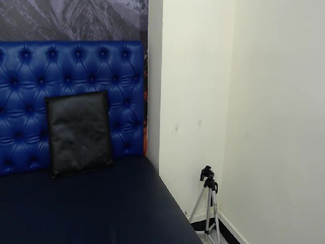 Live sex webcam photo for Cleo_e #253423141