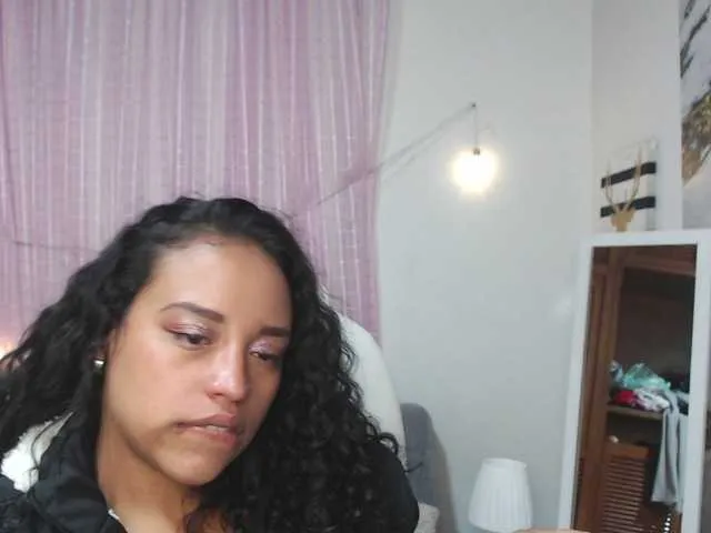 Live sex webcam photo for Angeluxxx #241247300