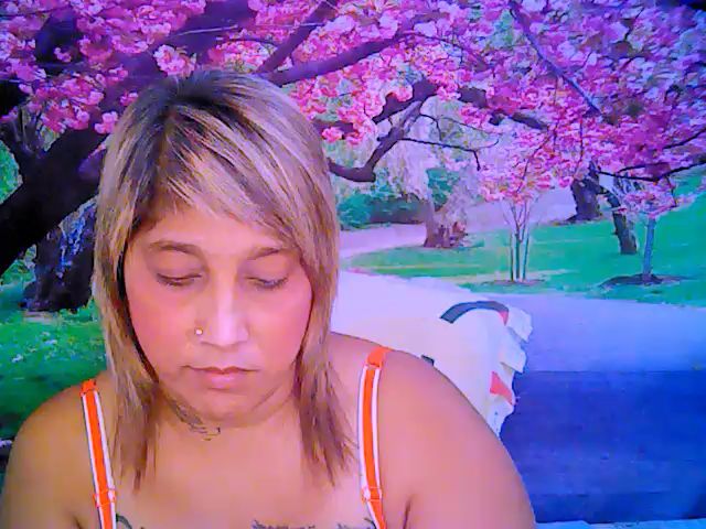 Live sex webcam photo for Roxyfoxy69 #252841922