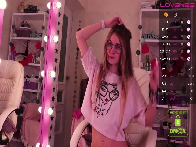 Live sex webcam photo for Lineagee #254730109