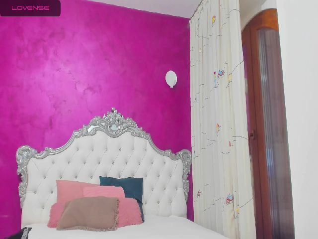 Live sex webcam photo for AimeeTeen #259043036