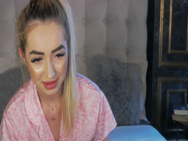 Live sex webcam photo for JuliaJuliette #252467885