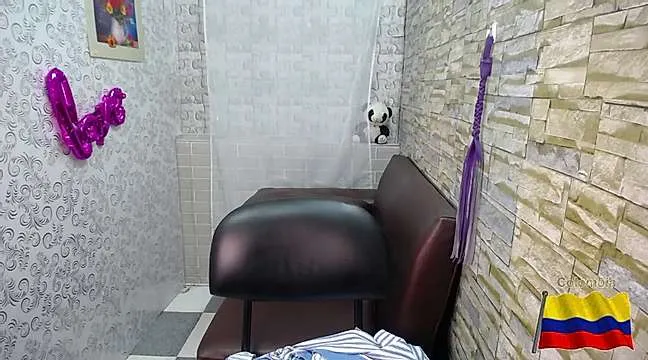 Live sex webcam photo for caroline_brown2 #243062004