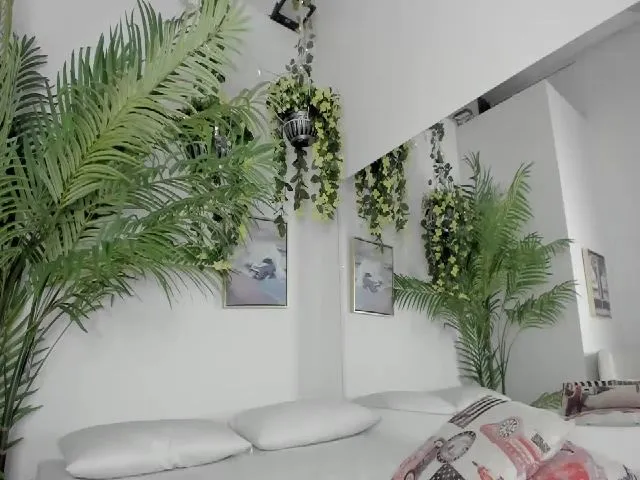 Live sex webcam photo for Anahi_18 #256741984