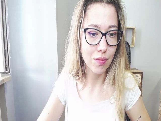 Live sex webcam photo for HeidiFLOWER #258509031