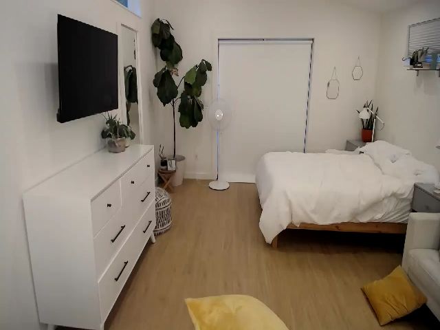 Live sex webcam photo for MightyEmelia #253642259