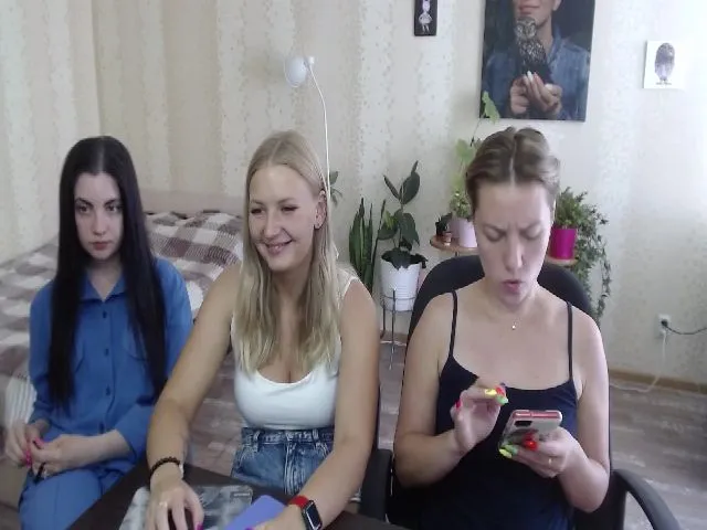 Live sex webcam photo for Emi_lywild #254808639