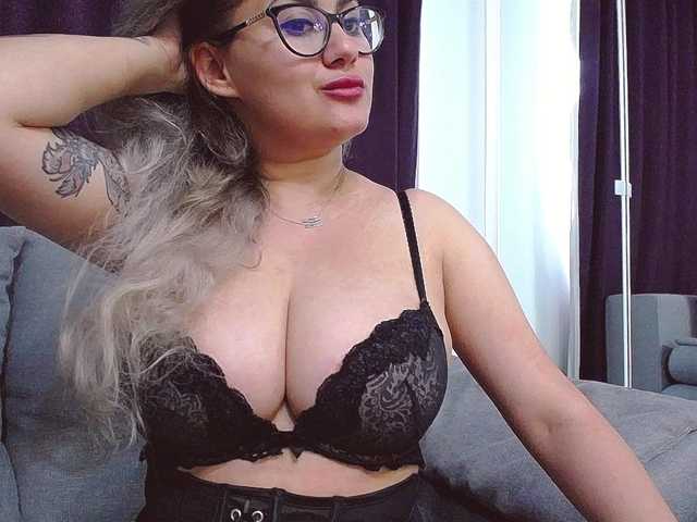 Live sex webcam photo for O-Queen #249596696