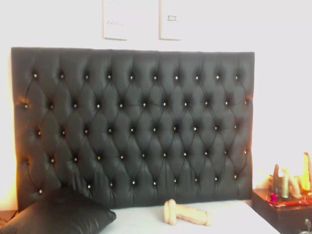 Live sex webcam photo for Shantal_19 #252680294