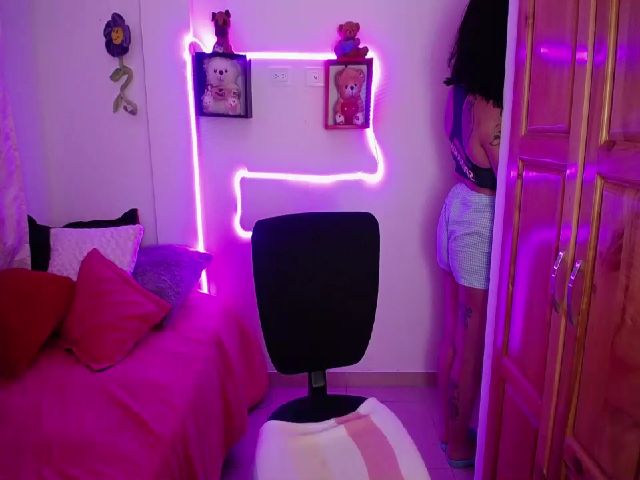 Live sex webcam photo for Valeriesaenz1 #259775752