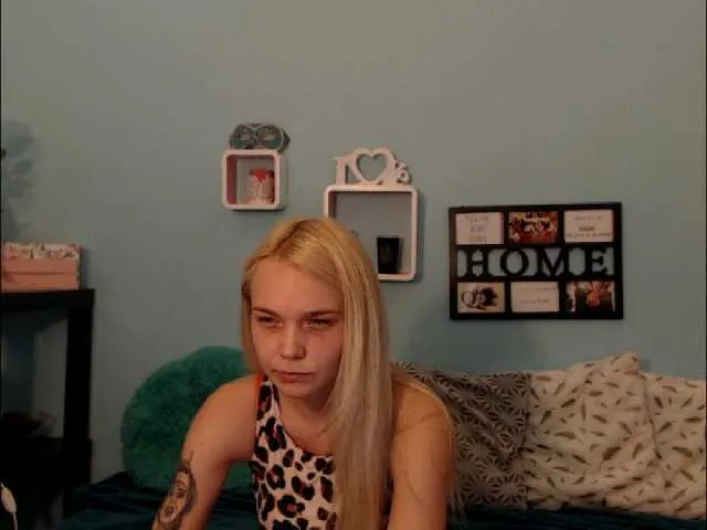 Live sex webcam photo for AnnaHappy18 #244395231