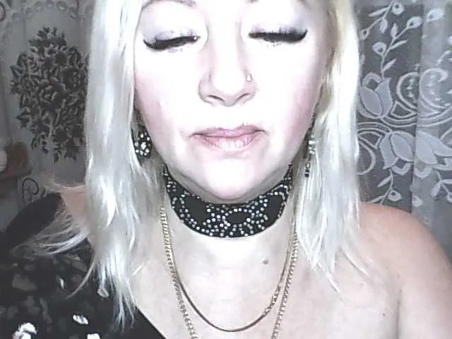 Live sex webcam photo for AnnaSnowy #241140379