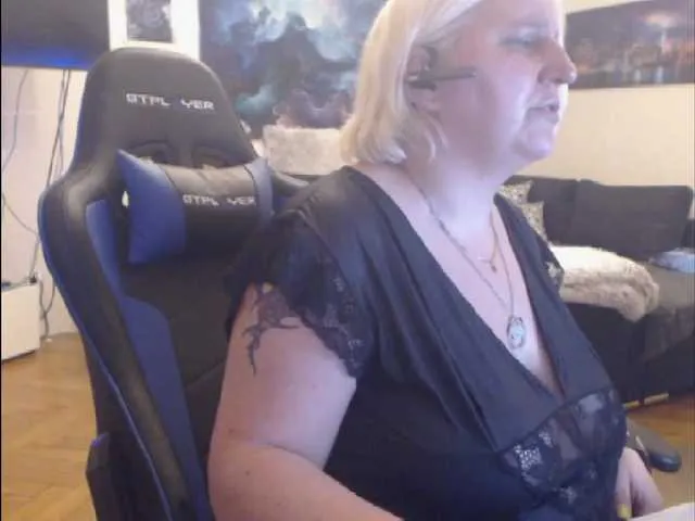 Live sex webcam photo for DrachenLady39 #250562350