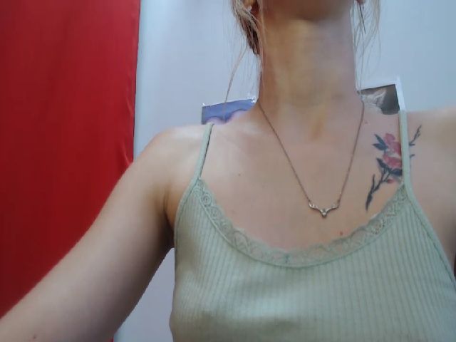 Live sex webcam photo for NikkiTess #256295517