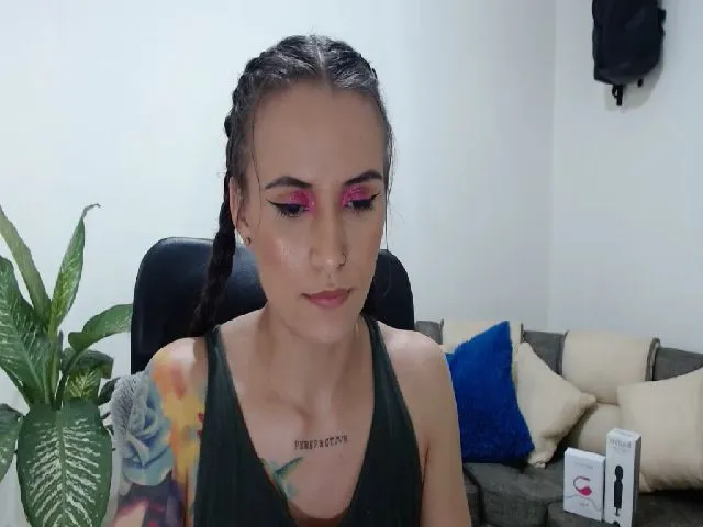 Live sex webcam photo for Avaa22_ #252687355
